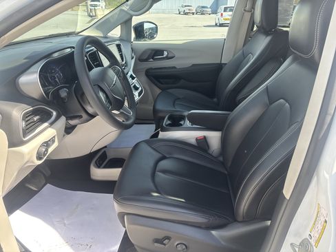 Used 2024 Chrysler Pacifica Touring-L FWD image 12