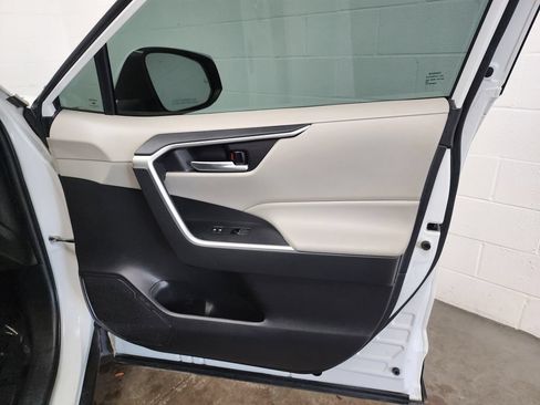 Used 2020 Toyota RAV4 XLE Premium AWD/4WD image 33