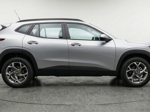 Used 2025 Chevrolet Trax LT image 11