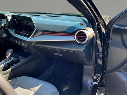 Used 2024 Chevrolet Trax RS w/ Sunroof Package FWD image 22