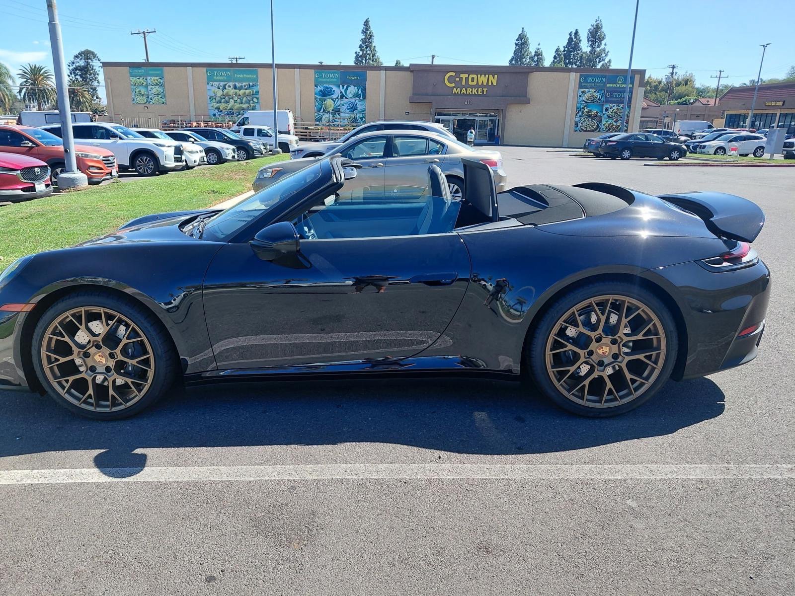 Used 2025 Porsche 911 Carrera RWD image 1