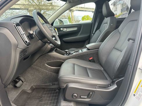 Used 2025 Volvo XC40 B5 Core w/ Climate Package image 19