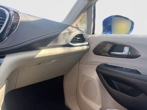 Used 2021 Chrysler Pacifica Limited AWD/4WD image 32
