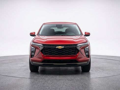Used 2025 Chevrolet Trax LT w/ LT Convenience Package FWD image 2