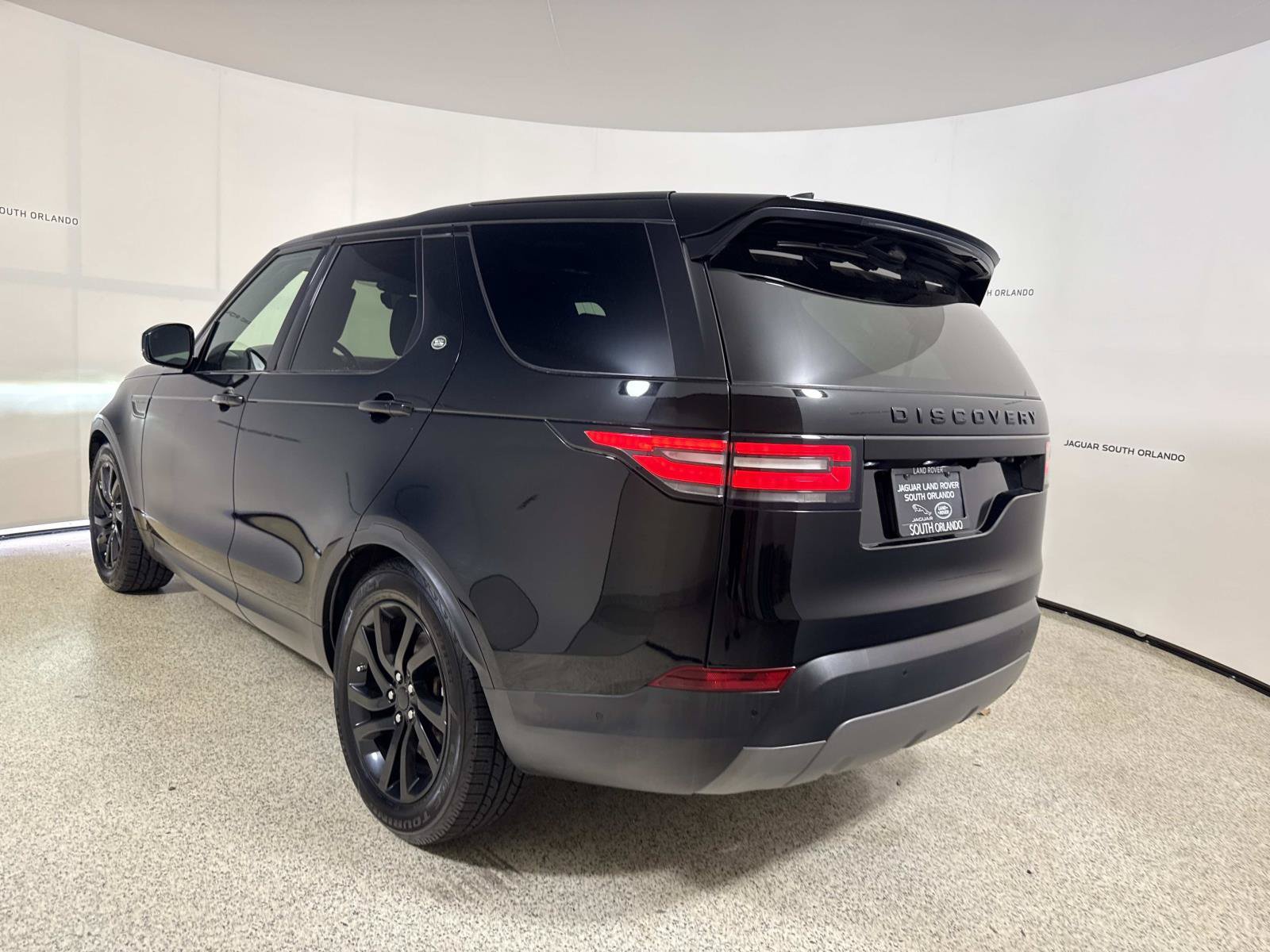 Used 2018 Land Rover Discovery HSE AWD/4WD image 3