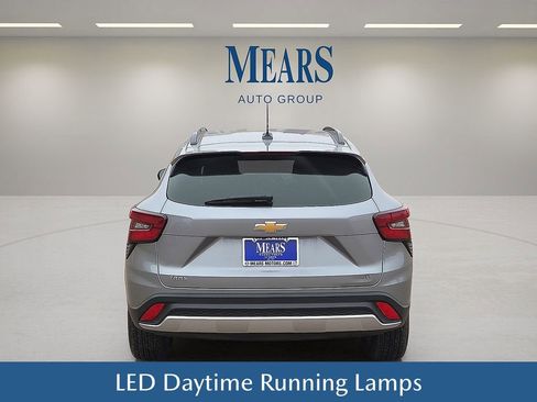 Used 2025 Chevrolet Trax LT w/ LT Convenience Package image 5