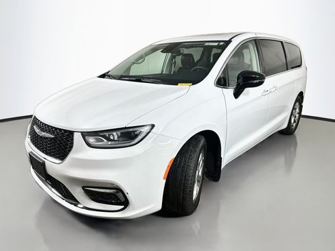 Used 2024 Chrysler Pacifica Limited FWD image 3