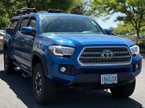 Used 2017 Toyota Tacoma TRD Off-Road AWD/4WD image 7