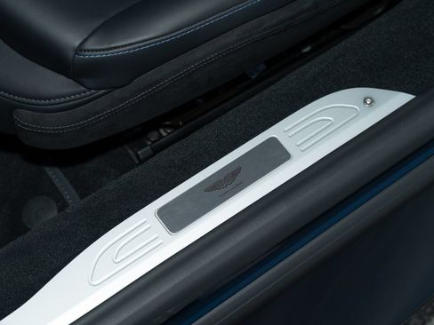 Used 2025 Aston Martin V8 Vantage Coupe RWD image 18