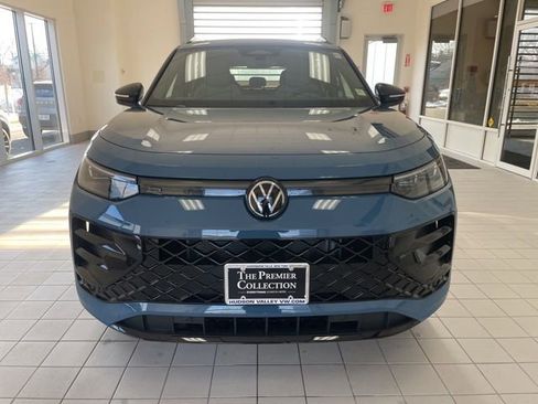 Certified 2025 Volkswagen Tiguan SE R-Line image 6