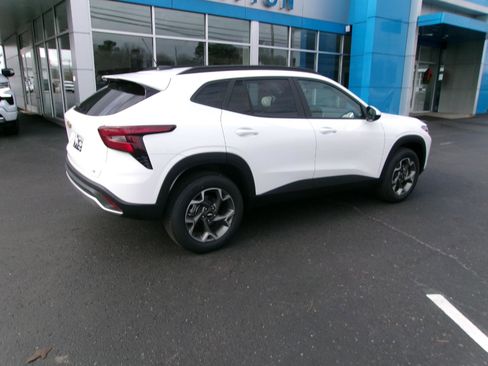 New 2026 Chevrolet Trax LT image 3