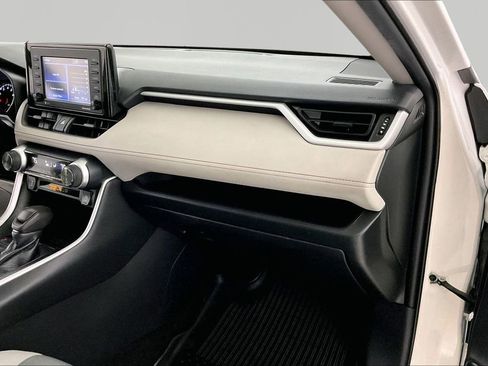 Used 2021 Toyota RAV4 XLE w/ Convenience Package FWD image 22