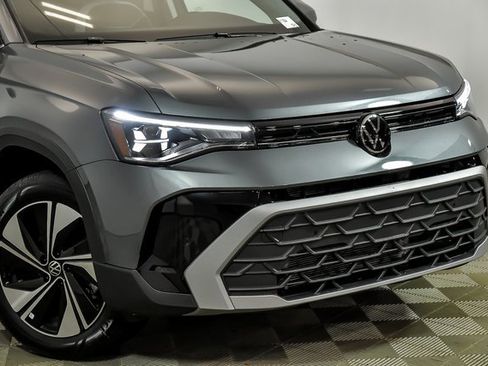 Certified 2025 Volkswagen Taos SE w/ Panoramic Sunroof Package image 2