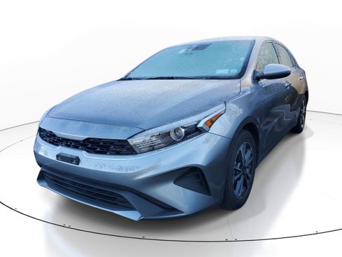 Used 2023 Kia Forte LXS image 3