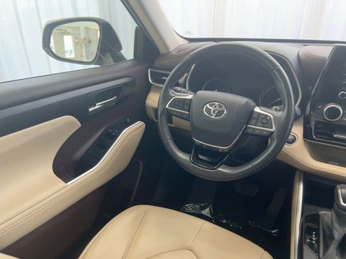 Used 2020 Toyota Highlander XLE image 26