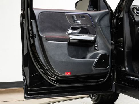 Used 2024 Mercedes-Benz GLB 35 AMG 4MATIC image 38