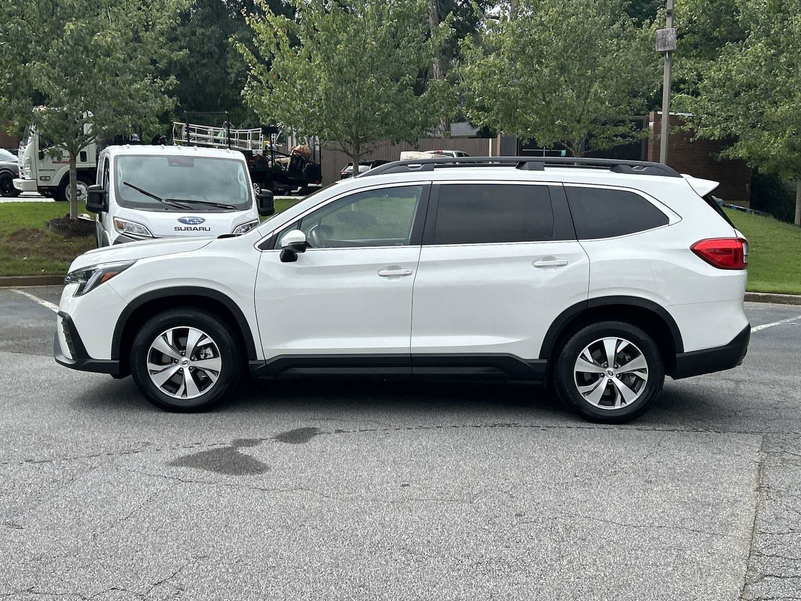 Used 2023 Subaru Ascent Premium AWD/4WD image 2