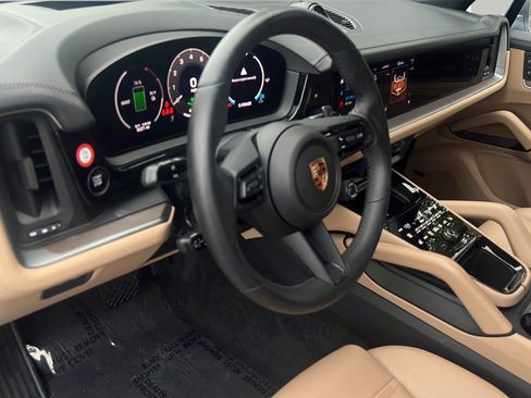 Certified 2025 Porsche Cayenne E-Hybrid AWD/4WD image 4