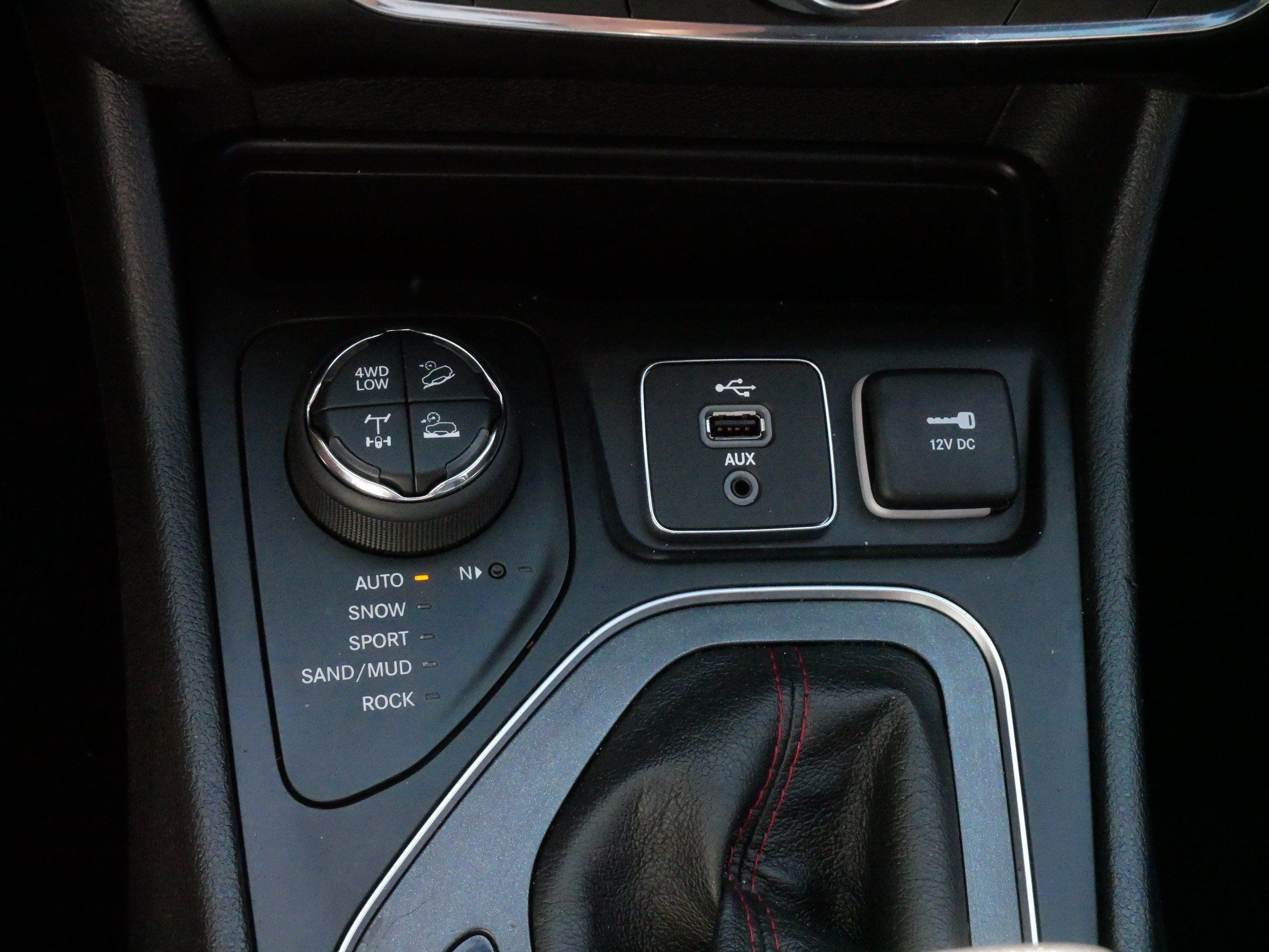 Used 2019 Jeep Cherokee Trailhawk AWD/4WD image 24