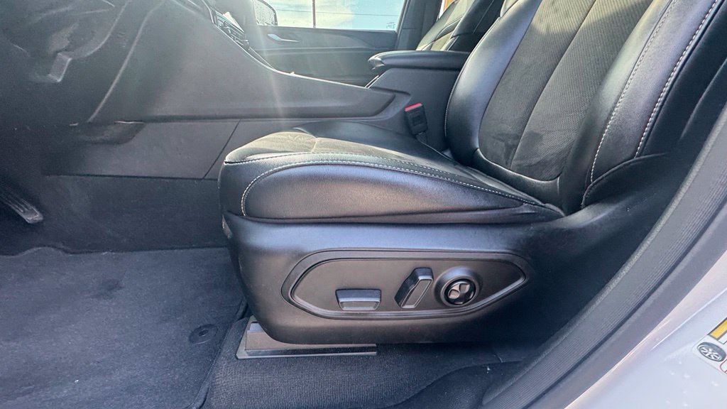 Used 2023 Jeep Grand Cherokee Altitude AWD/4WD image 22