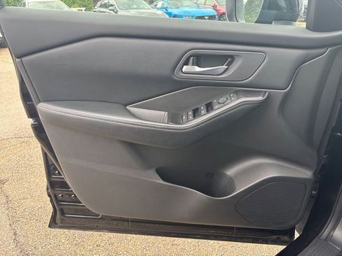 Used 2025 Nissan Rogue SV FWD image 18