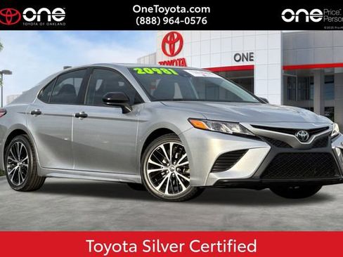 Certified 2020 Toyota Camry SE image 1