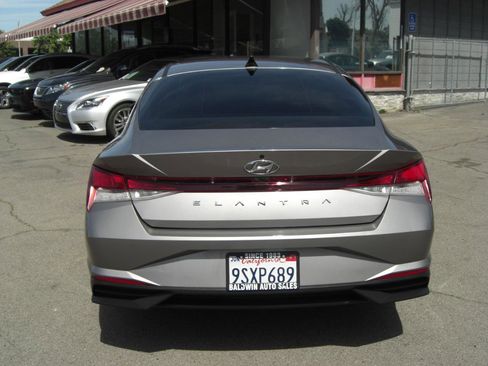Used 2021 Hyundai Elantra SEL image 12