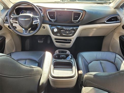Certified 2018 Chrysler Pacifica Touring-L image 19