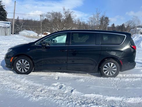 Used 2023 Chrysler Pacifica Touring-L image 10