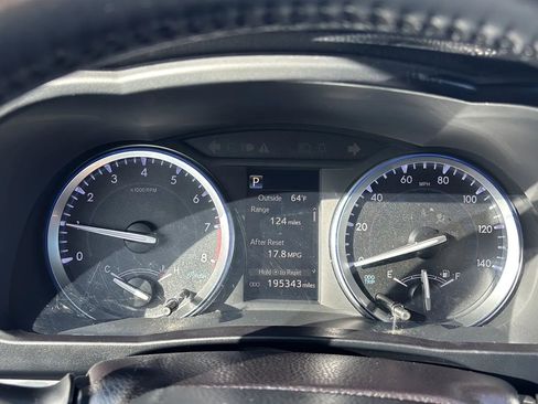 Used 2018 Toyota Highlander XLE FWD image 2