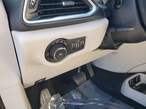 Certified 2018 Chrysler Pacifica Touring-L Plus w/ Tire & Wheel Group image 11