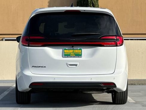 New 2026 Chrysler Pacifica Select image 5