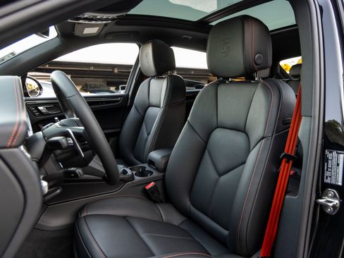 New 2026 Porsche Macan image 5