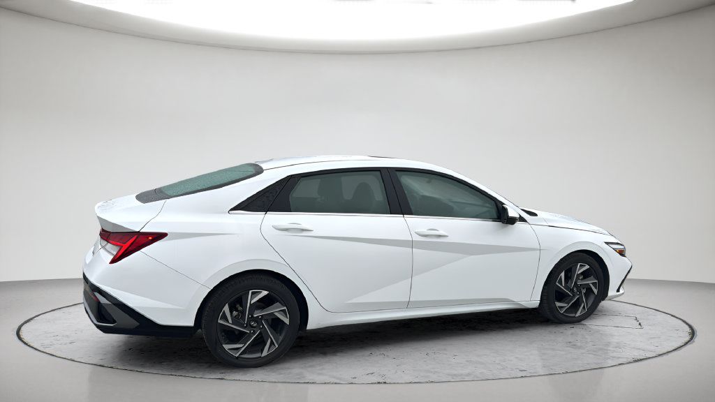 Used 2024 Hyundai Elantra Limited FWD image 9