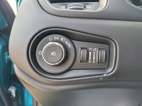 Used 2022 Jeep Renegade Latitude w/ Convenience Group AWD/4WD image 25