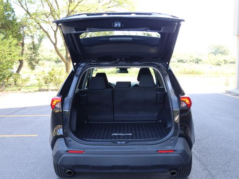 Used 2022 Toyota RAV4 LE AWD/4WD image 5