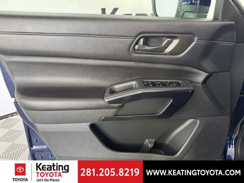 Used 2024 Nissan Pathfinder SV image 11