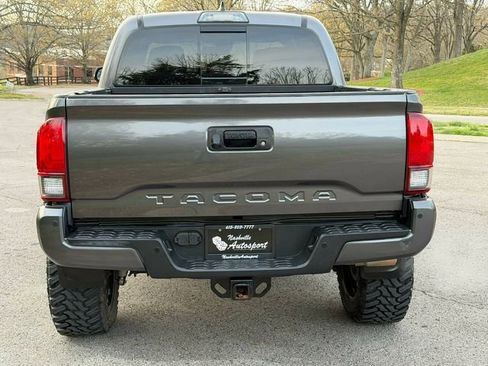 Used 2018 Toyota Tacoma TRD Off-Road w/ Technology Package image 6