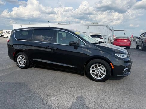 Used 2023 Chrysler Pacifica Touring-L FWD image 2