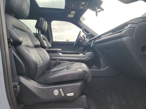 Used 2025 Lincoln Navigator Reserve w/ Jet Appearance Package image 11