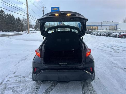 Used 2022 Toyota C-HR XLE image 5