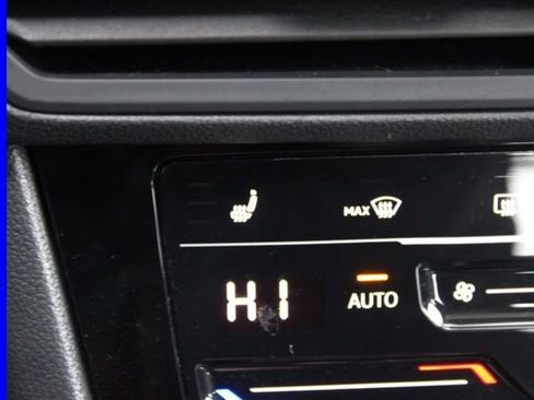 Used 2025 Volkswagen Jetta SE image 38