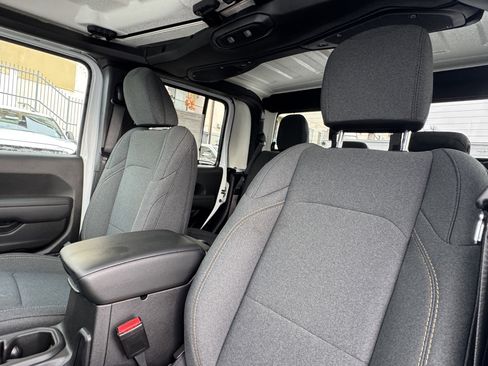 New 2025 Jeep Gladiator Sport image 18