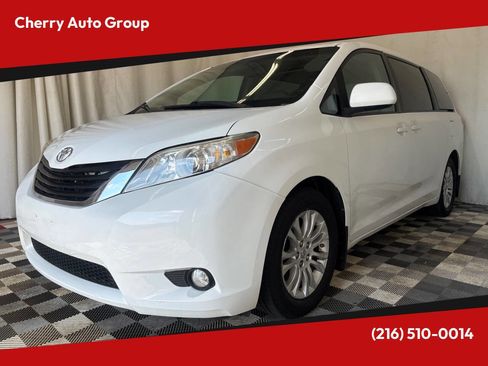 Used 2011 Toyota Sienna XLE image 1