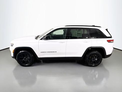 New 2025 Jeep Grand Cherokee Altitude image 4
