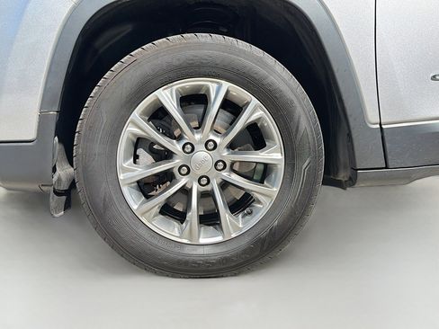 Used 2020 Jeep Cherokee Latitude Plus image 40