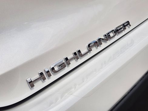 Used 2022 Toyota Highlander XLE AWD/4WD image 9