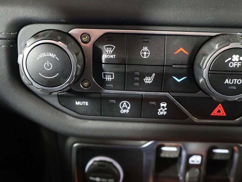 Used 2025 Jeep Wrangler Unlimited Sahara AWD/4WD image 44