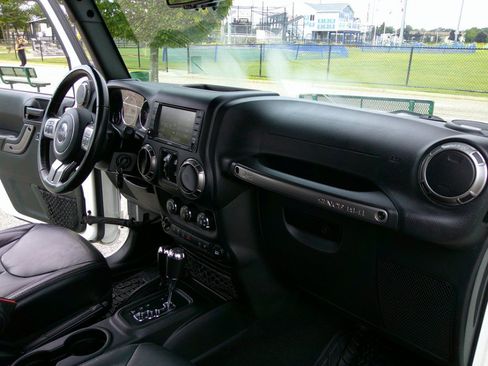 Used 2018 Jeep Wrangler Unlimited Sahara AWD/4WD image 39