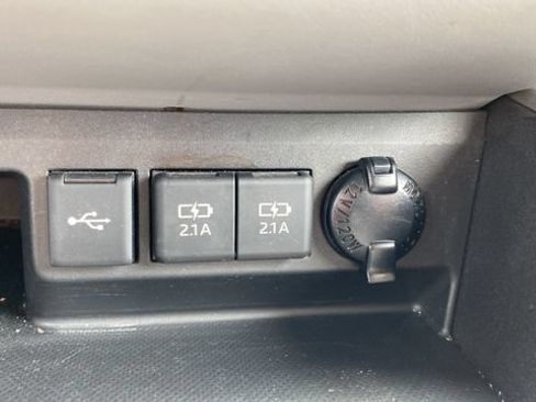 Used 2021 Toyota Highlander XLE FWD image 40